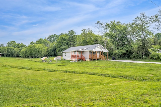 view of front of home featuring a front lawn