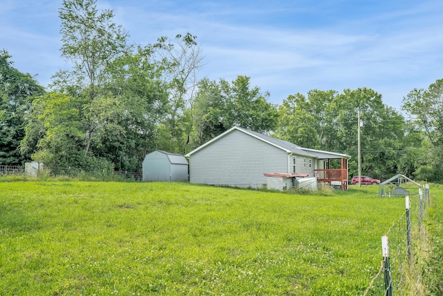 view of yard featuring a shed