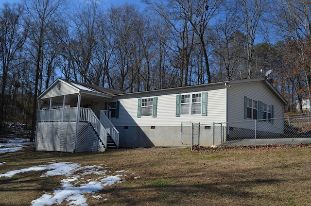 view of front of house featuring a yard