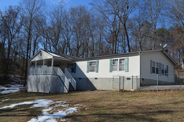 manufactured / mobile home featuring a porch