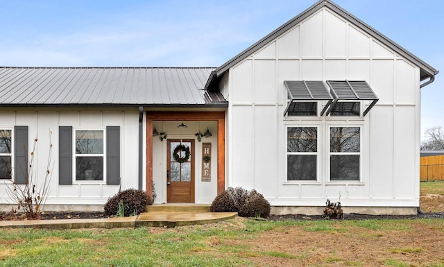 modern inspired farmhouse featuring a front yard