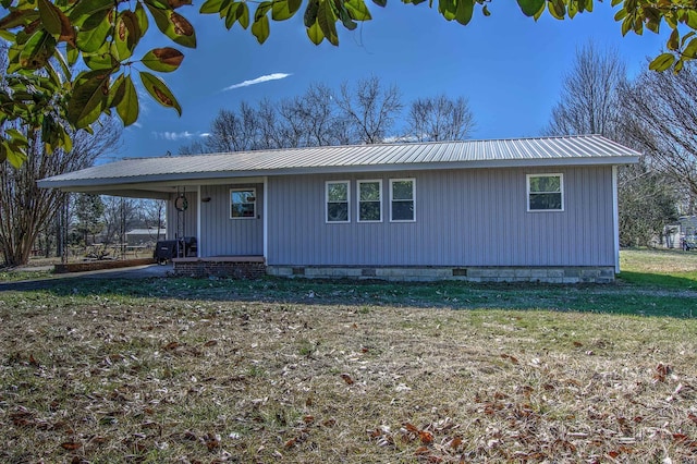 view of front facade with a porch and a front yard