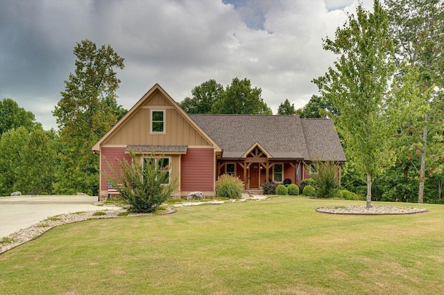 craftsman-style house featuring a front yard