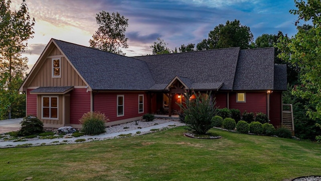 view of front of house featuring a yard