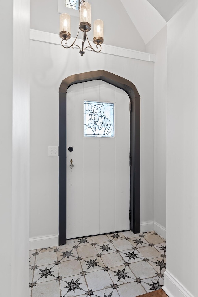 entryway with vaulted ceiling and an inviting chandelier