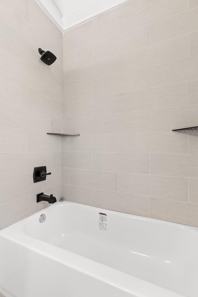 bathroom featuring tiled shower / bath