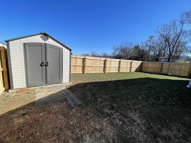 view of yard featuring a storage unit