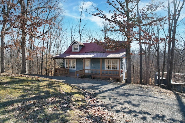 view of front of house with covered porch and a front lawn