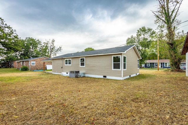 rear view of house featuring a yard