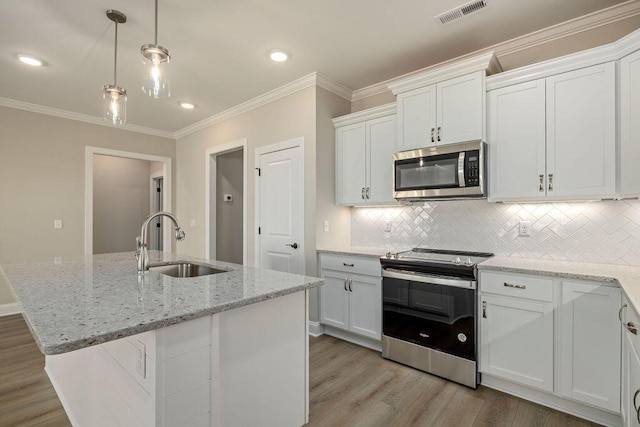 1691 Whisper Winds Ln Unit 35, Ooltewah, TN 37363 - kitchen featuring stainless steel appliances, wood finished floors, backsplash, crown molding, and white cabinetry