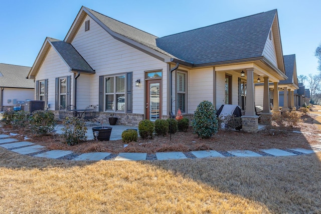 view of front of home featuring a front yard