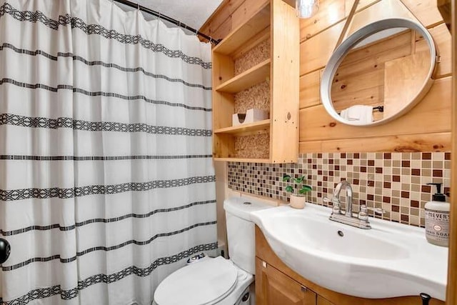 bathroom featuring vanity, toilet, a shower with shower curtain, and decorative backsplash