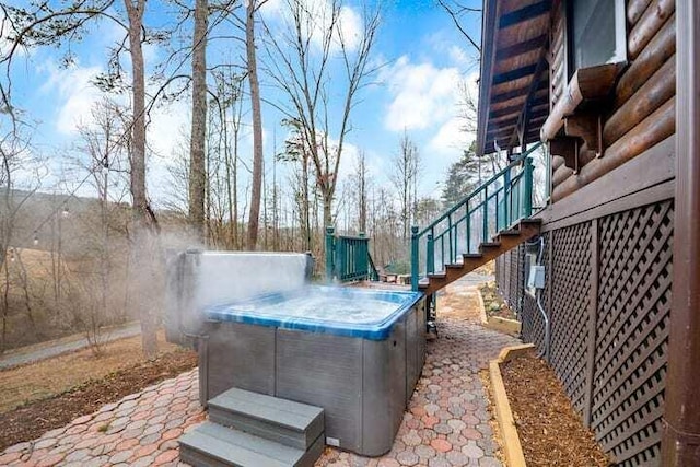 view of yard featuring a hot tub