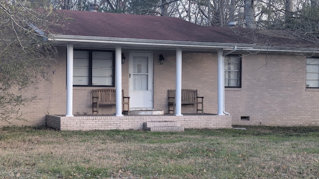 view of front of property featuring a front yard and a porch