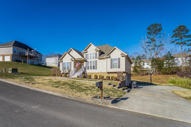 view of front of property featuring a front lawn