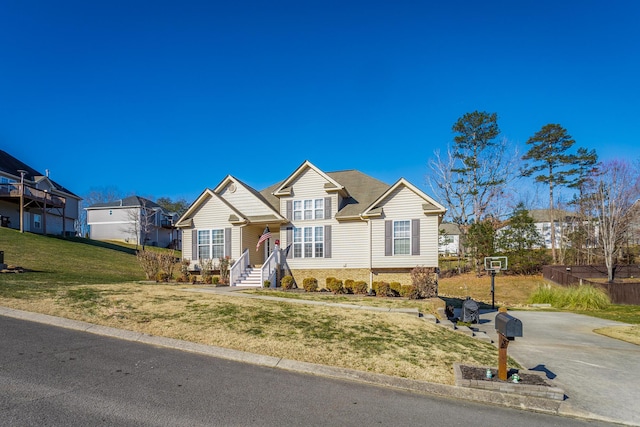 view of front of property featuring a front lawn