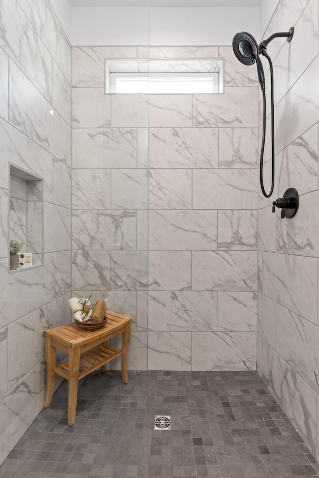 bathroom featuring a healthy amount of sunlight and tiled shower