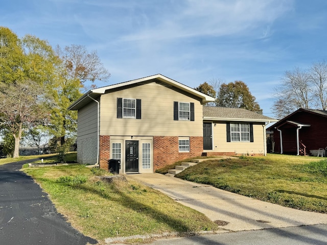 split level home featuring a front yard