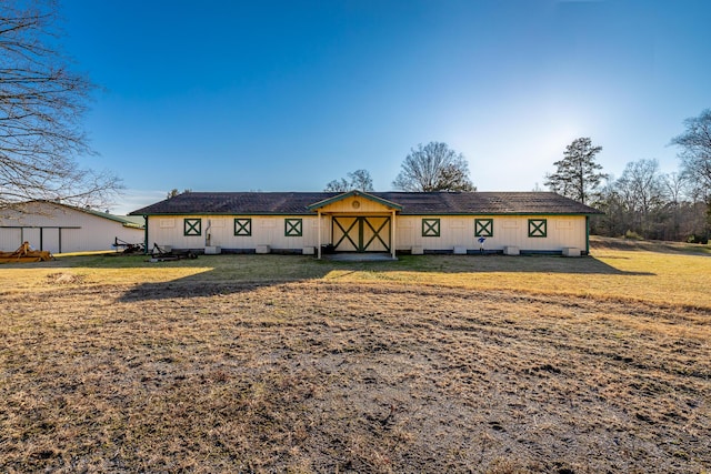 view of front of property featuring a front yard