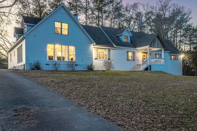 view of front of property featuring a lawn