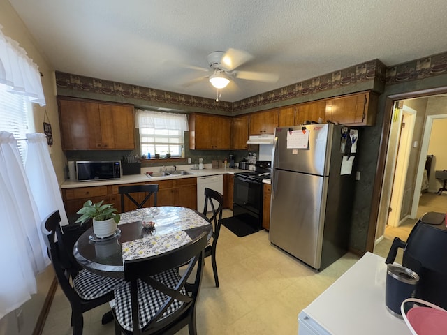 kitchen with ceiling fan, sink, a textured ceiling, and black appliances