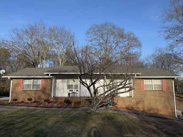 view of front of home featuring a front yard