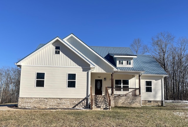 view of front of property with a porch and a front lawn