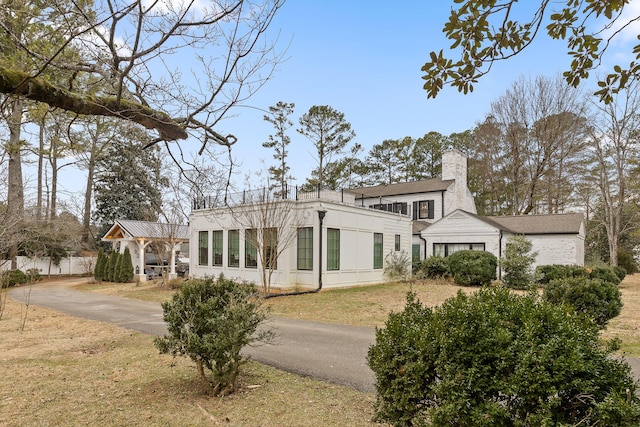 view of front of home with a front lawn