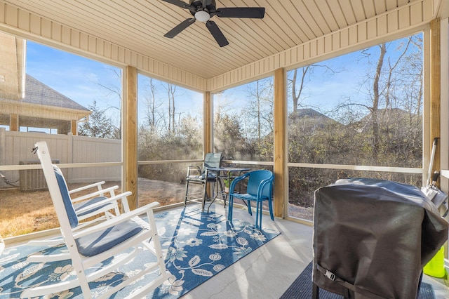 sunroom with ceiling fan