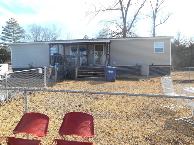 manufactured / mobile home featuring a porch