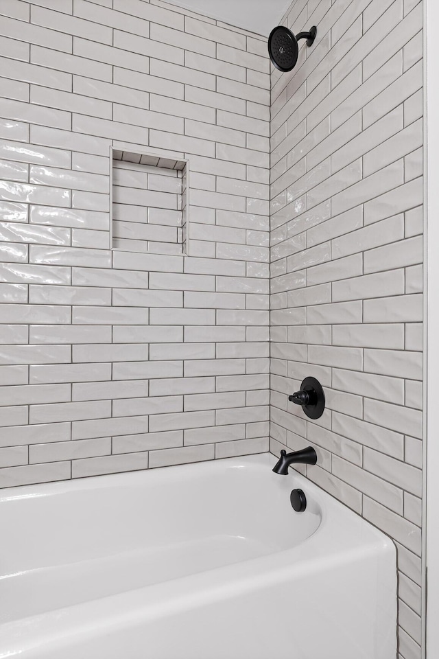 bathroom with tiled shower / bath combo