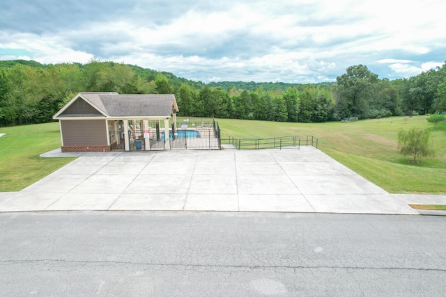 view of front facade featuring an outdoor structure and a front lawn