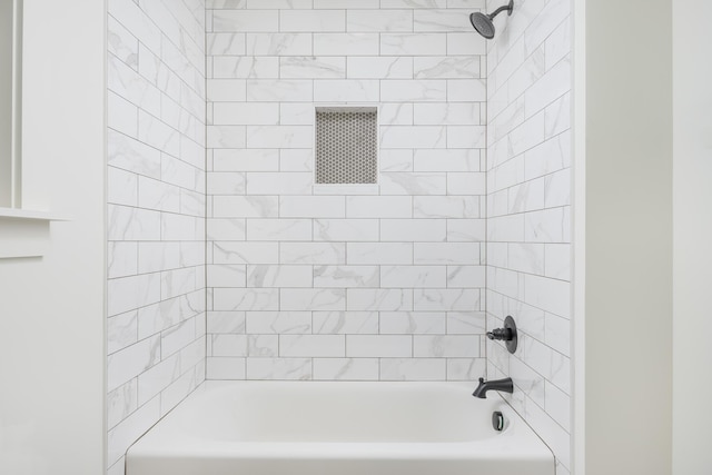 bathroom featuring tiled shower / bath combo