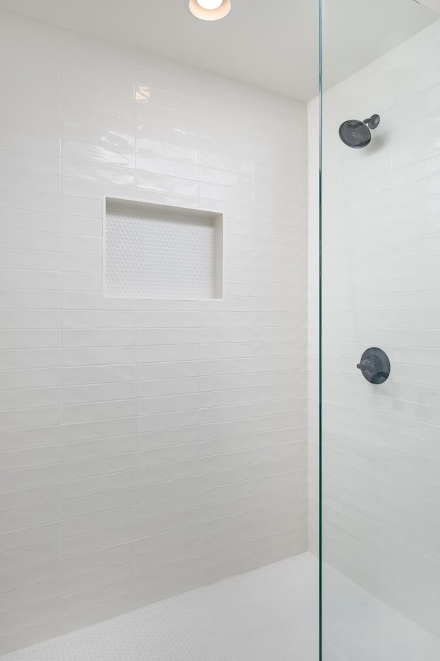 bathroom featuring a tile shower