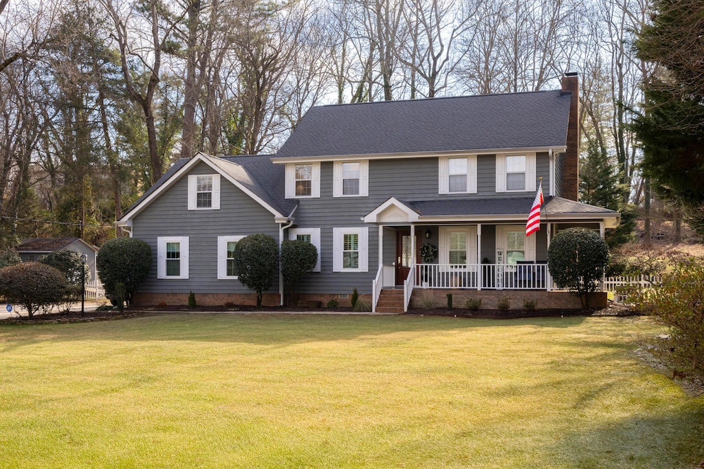 view of front of property featuring a porch and a front yard