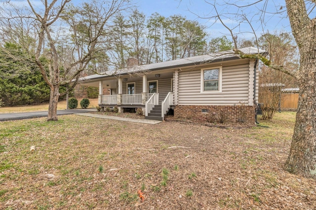 ranch-style house featuring covered porch and a front lawn