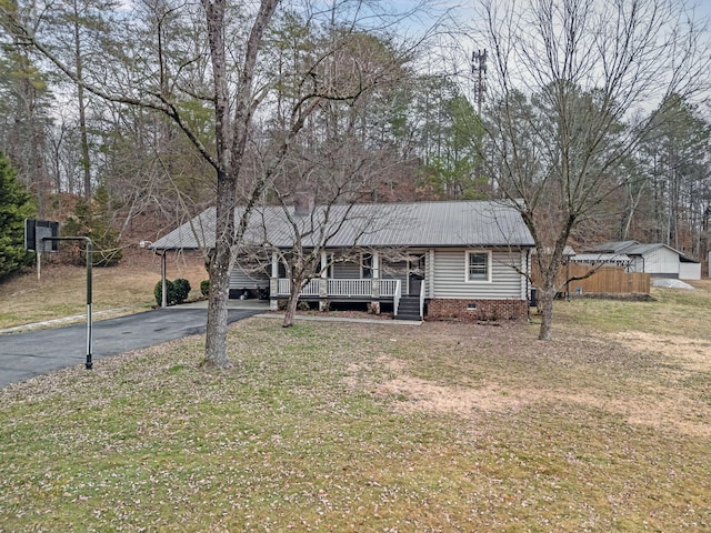 ranch-style home with a front yard and covered porch