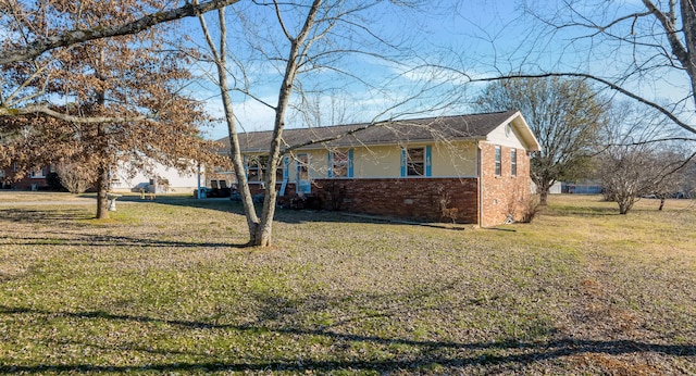 single story home featuring a front yard