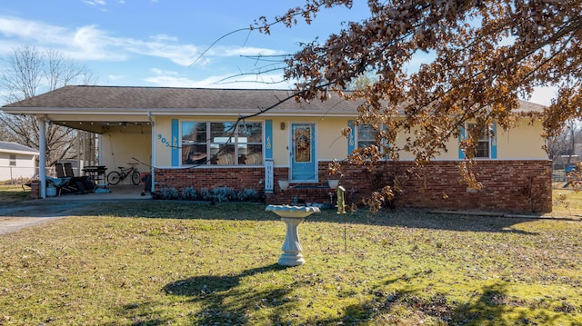 view of front of home featuring a carport and a front lawn