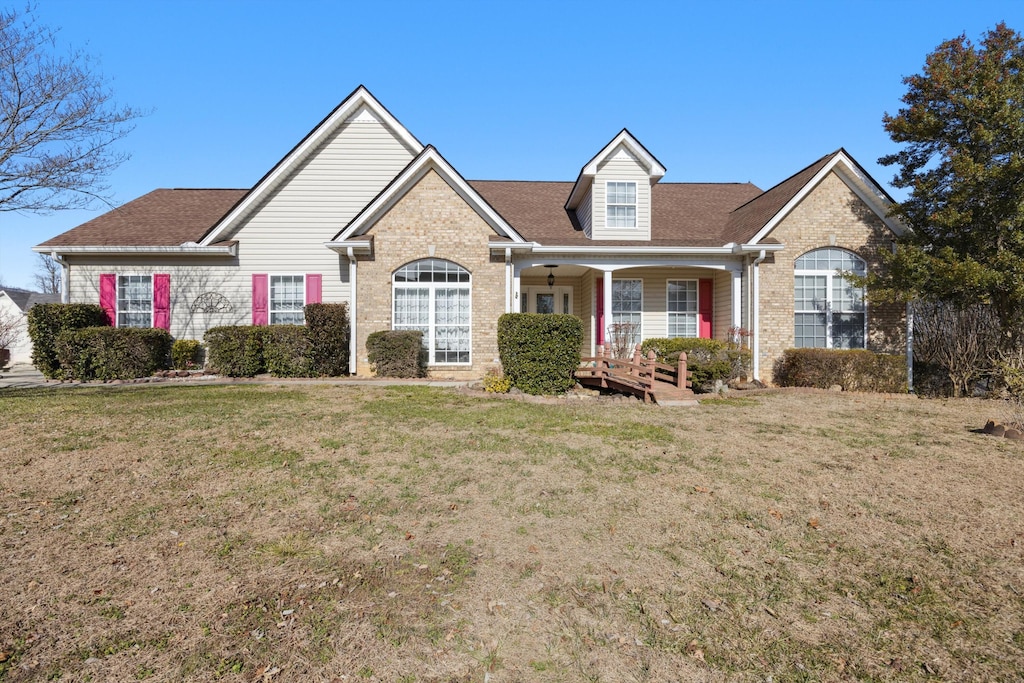 view of front facade with a porch and a front lawn