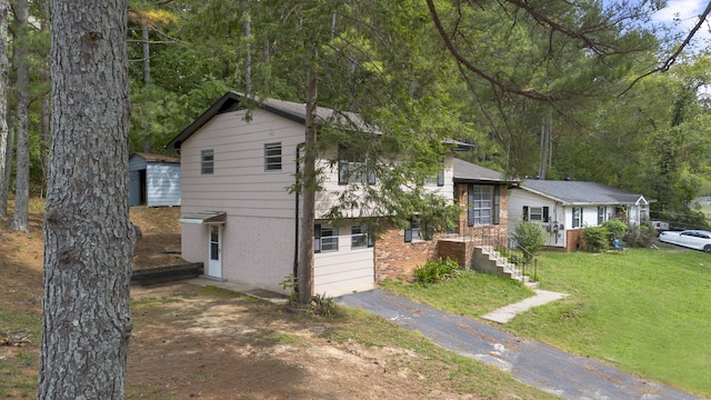 view of front of house with a front yard