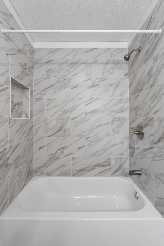 bathroom with tiled shower / bath