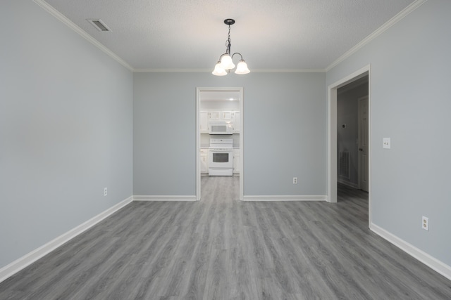 unfurnished room with crown molding, a notable chandelier, a textured ceiling, and light hardwood / wood-style flooring