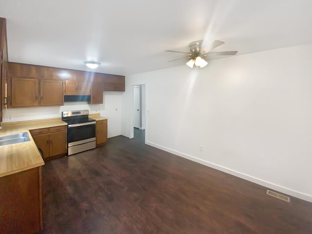 kitchen featuring sink, stainless steel electric stove, and ceiling fan