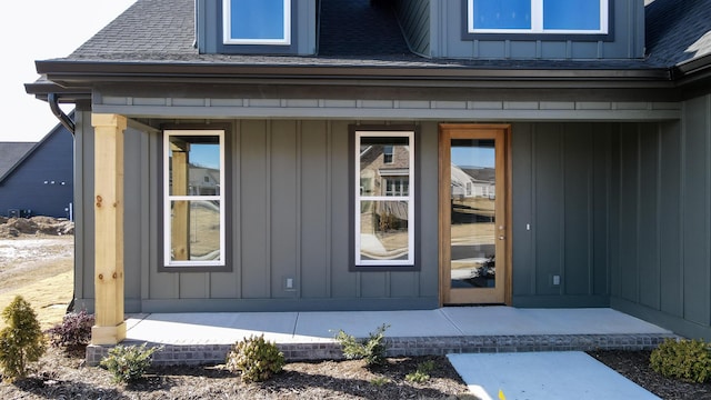 entrance to property featuring a porch