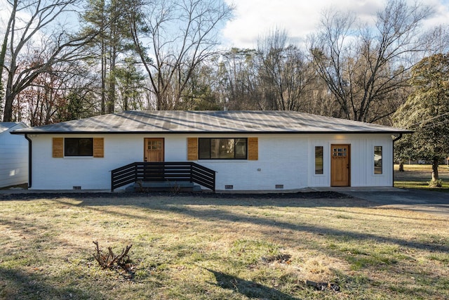 single story home with a front lawn