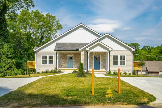 view of front of home featuring a front lawn