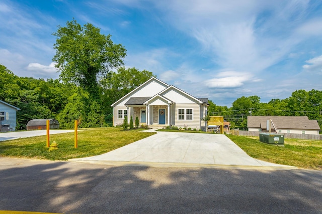 view of front facade featuring a front yard