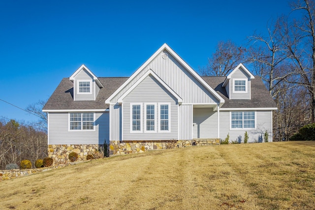 cape cod-style house featuring a front lawn