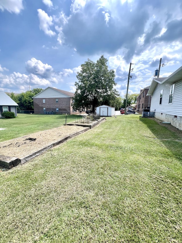 view of yard featuring a storage unit